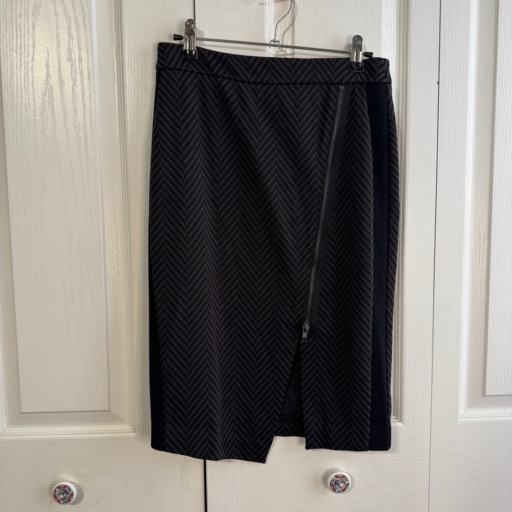 Worthington black herringbone zipper accent pencil skirt size 2P‎